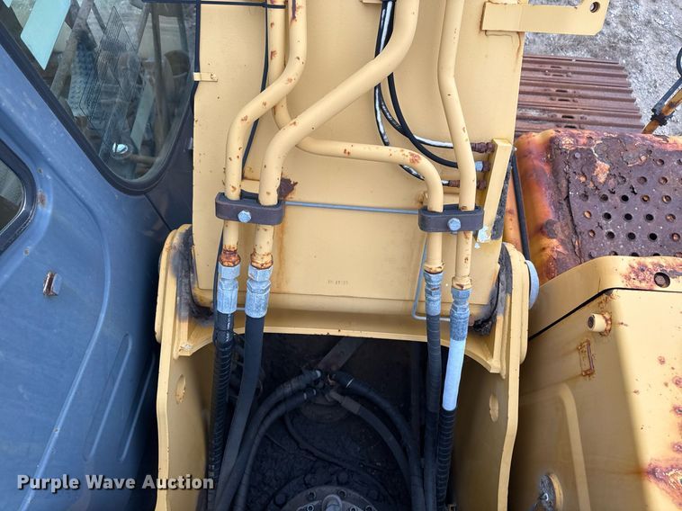 image for item EG7934 2005 John Deere 200C LC excavator