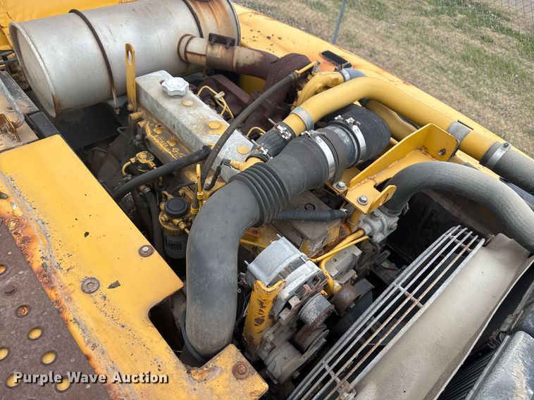 image for item EG7934 2005 John Deere 200C LC excavator