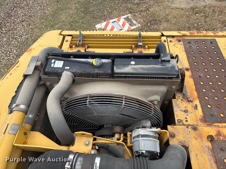 image for item EG7934 2005 John Deere 200C LC excavator