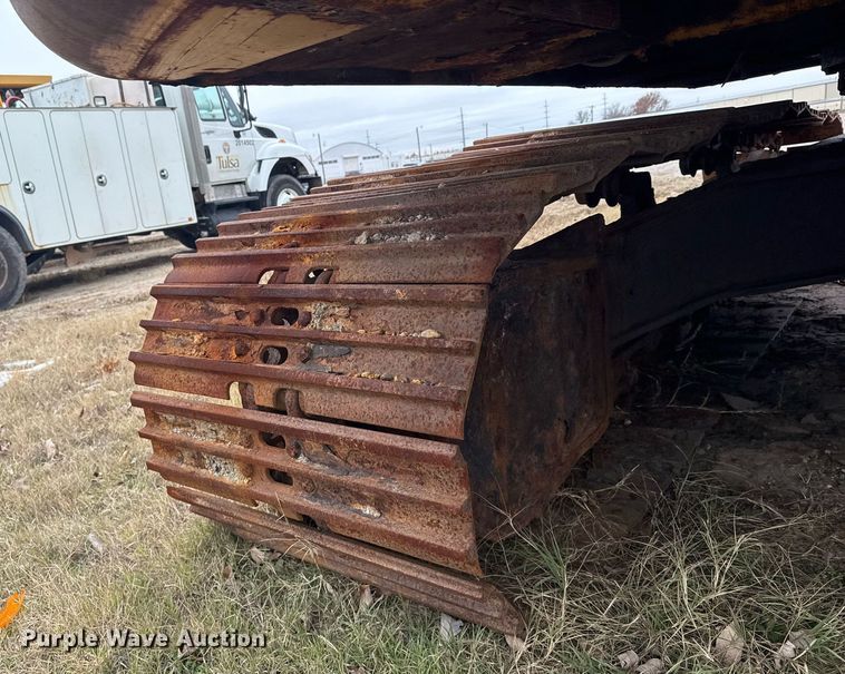 image for item EG7934 2005 John Deere 200C LC excavator