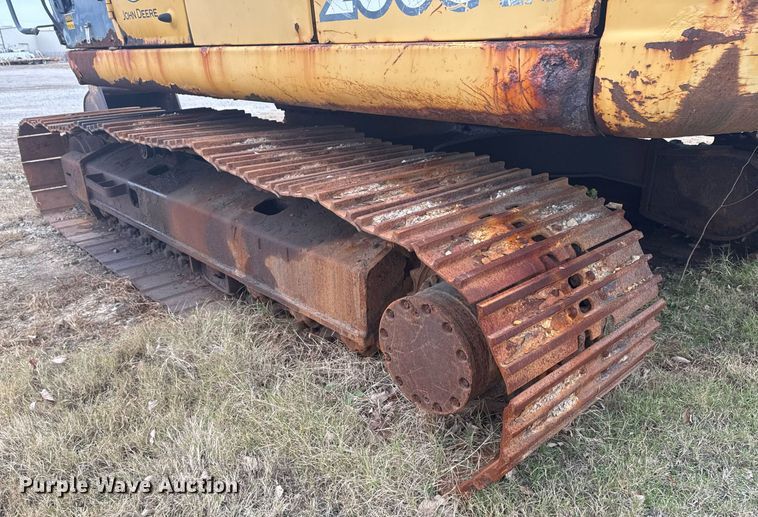 image for item EG7934 2005 John Deere 200C LC excavator