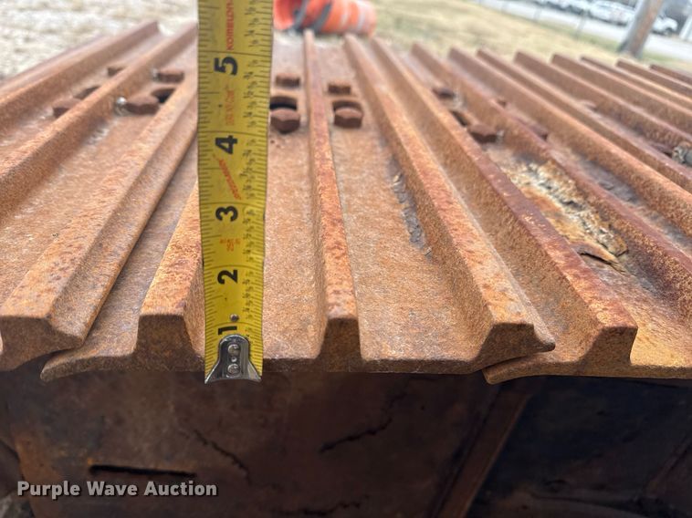 image for item EG7934 2005 John Deere 200C LC excavator