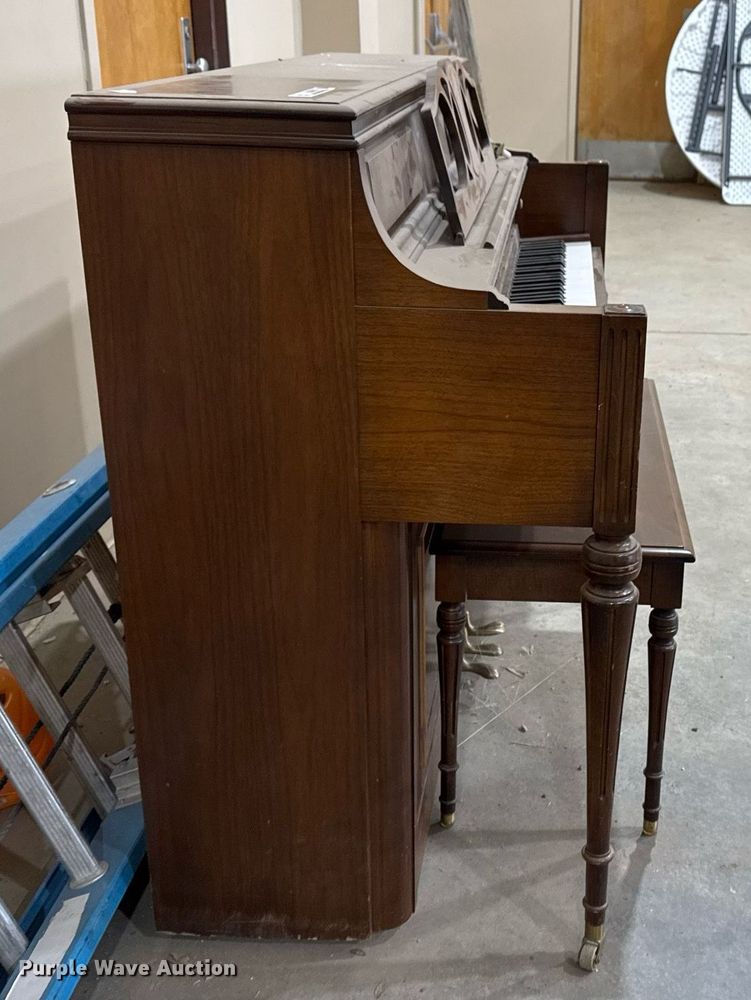 image for item EG7943 Yamaha piano