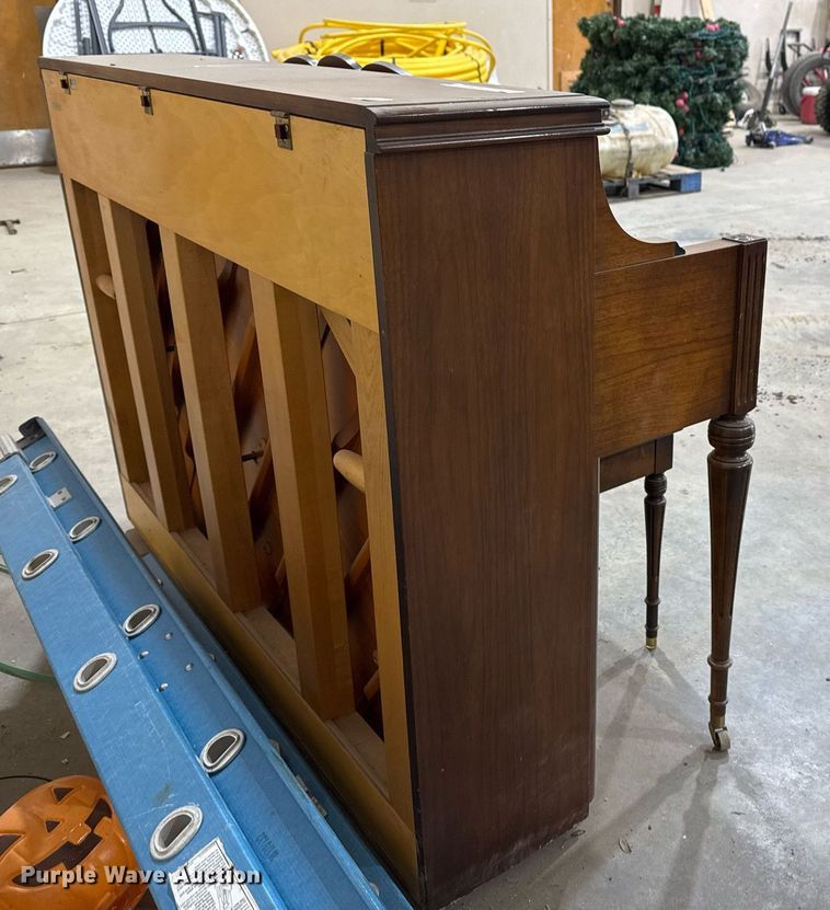 image for item EG7943 Yamaha piano