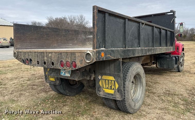 image for item EG7946 2000 Chevrolet C7 dump truck