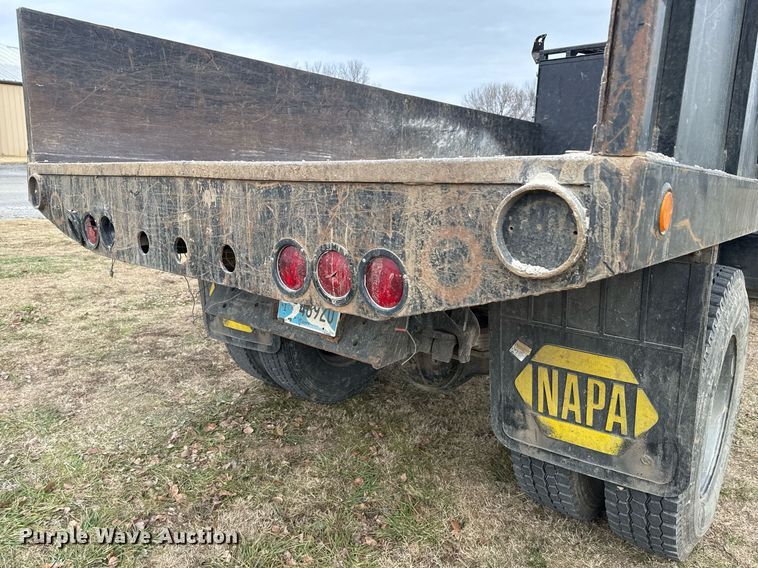 image for item EG7946 2000 Chevrolet C7 dump truck