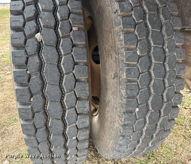 image for item EG7946 2000 Chevrolet C7 dump truck