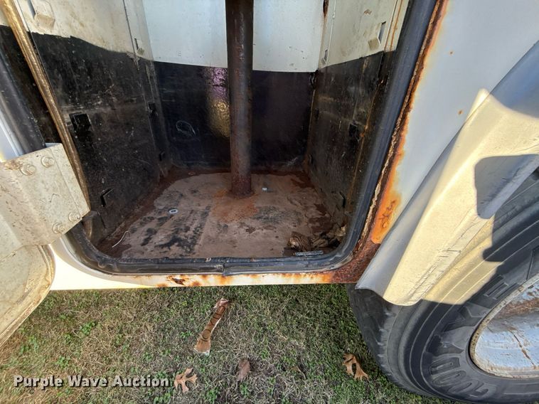 image for item EG7950 2009 International 4400 utility / service truck