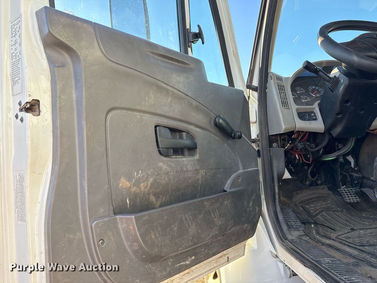 image for item EG7950 2009 International 4400 utility / service truck