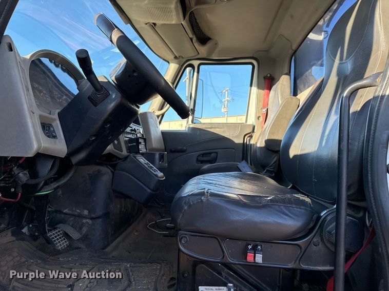 image for item EG7950 2009 International 4400 utility / service truck