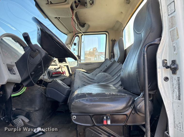 image for item EG7953 2008 International 4400 utility / service truck