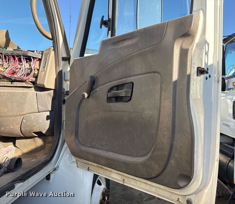 image for item EG7953 2008 International 4400 utility / service truck