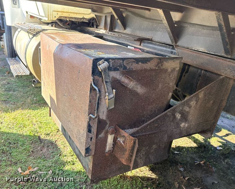 image for item EG7955 2010 International 7400 dump truck