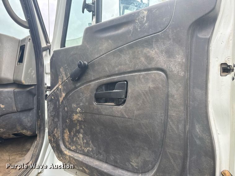 image for item EG7956 2008 International 4400 utility / service truck