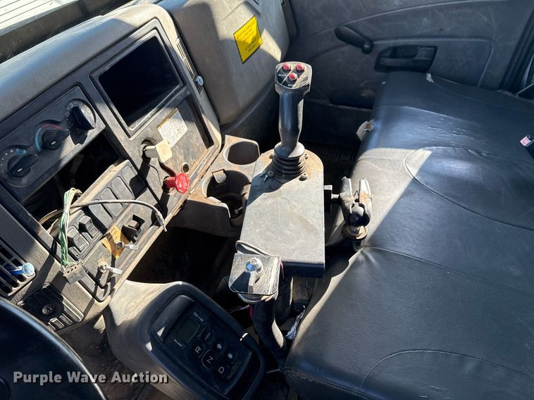 image for item EG7958 2011 International 7400 dump truck