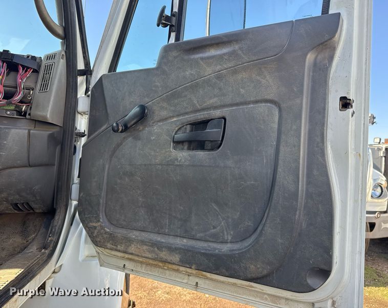 image for item EG7960 2009 International 4400 utility / service truck