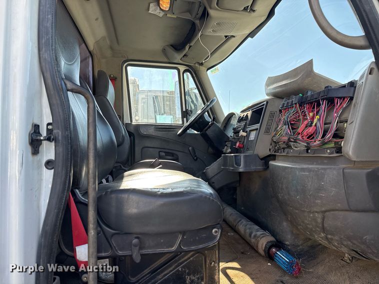 image for item EG7960 2009 International 4400 utility / service truck