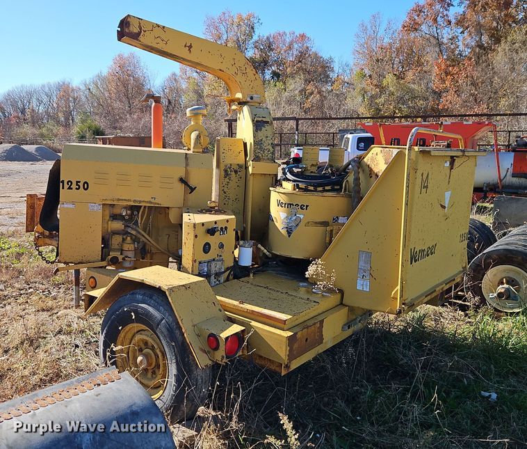 image for item EI8596 1994 Vermeer 1250BC wood chipper
