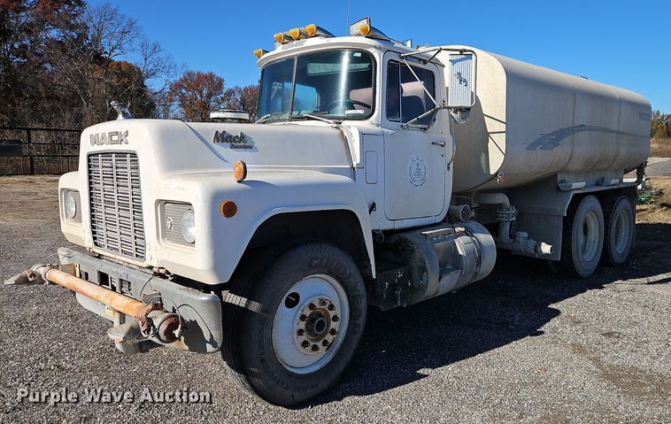 image for item EI8598 1988 Mack R688ST water truck