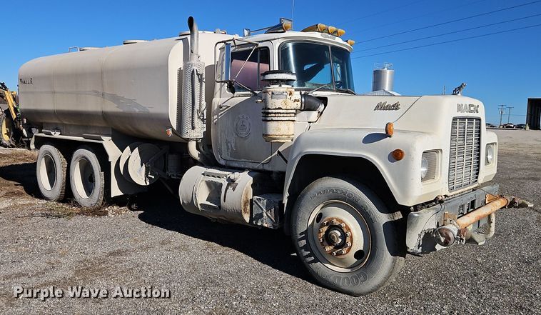 image for item EI8598 1988 Mack R688ST water truck