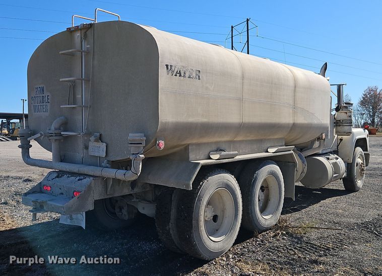 image for item EI8598 1988 Mack R688ST water truck