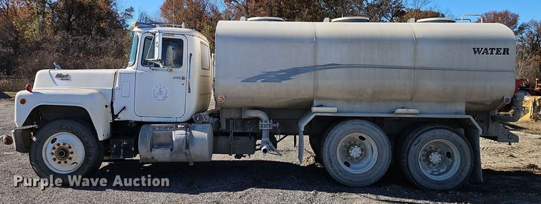 image for item EI8598 1988 Mack R688ST water truck