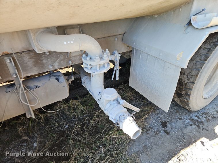 image for item EI8598 1988 Mack R688ST water truck