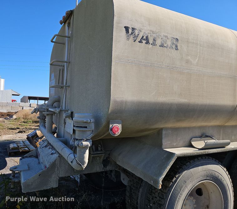 image for item EI8598 1988 Mack R688ST water truck