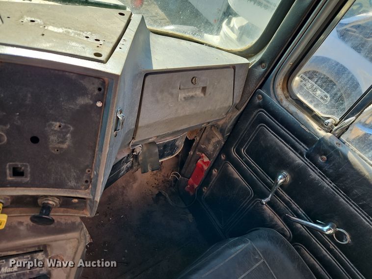 image for item EI8598 1988 Mack R688ST water truck