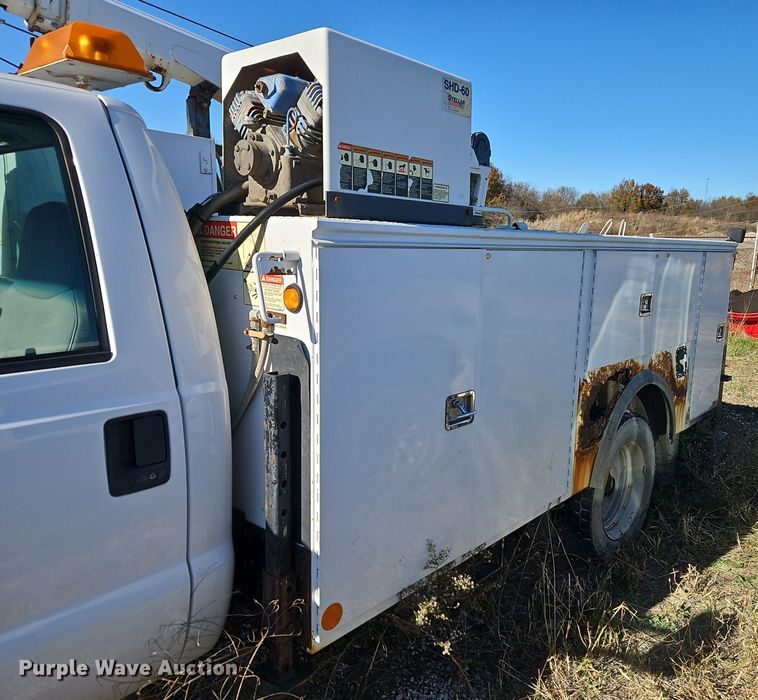 image for item EI8600 2004 Ford F550 Super Duty XL utility / service truck