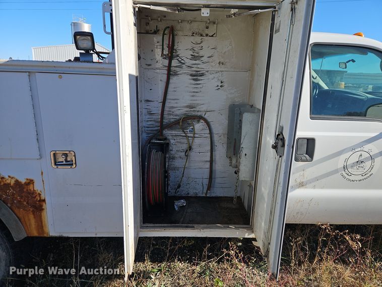 image for item EI8600 2004 Ford F550 Super Duty XL utility / service truck