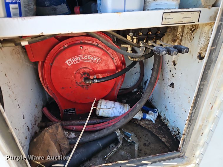 image for item EI8600 2004 Ford F550 Super Duty XL utility / service truck