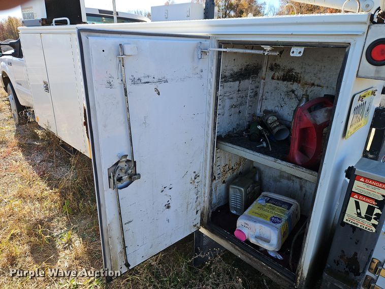 image for item EI8600 2004 Ford F550 Super Duty XL utility / service truck