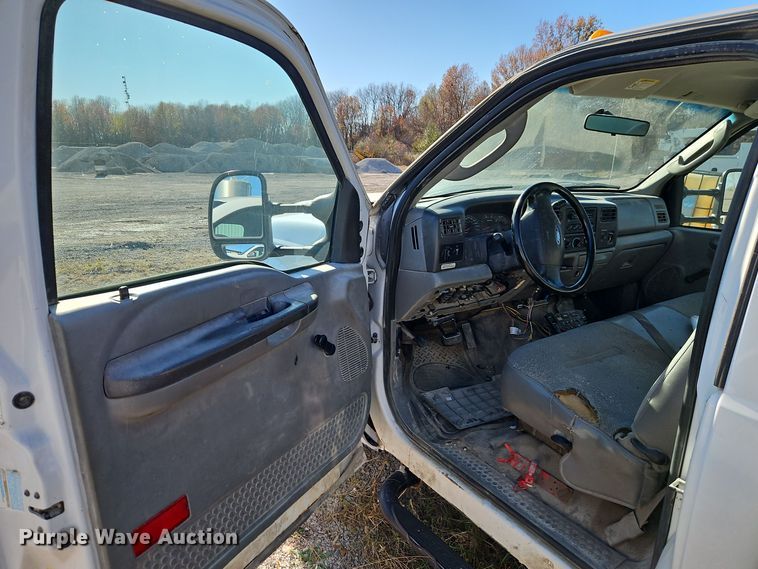 image for item EI8600 2004 Ford F550 Super Duty XL utility / service truck