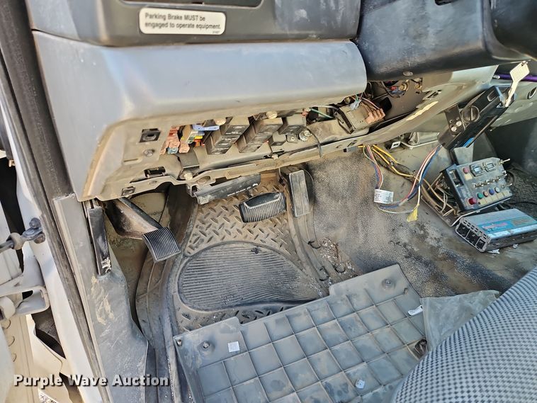 image for item EI8600 2004 Ford F550 Super Duty XL utility / service truck