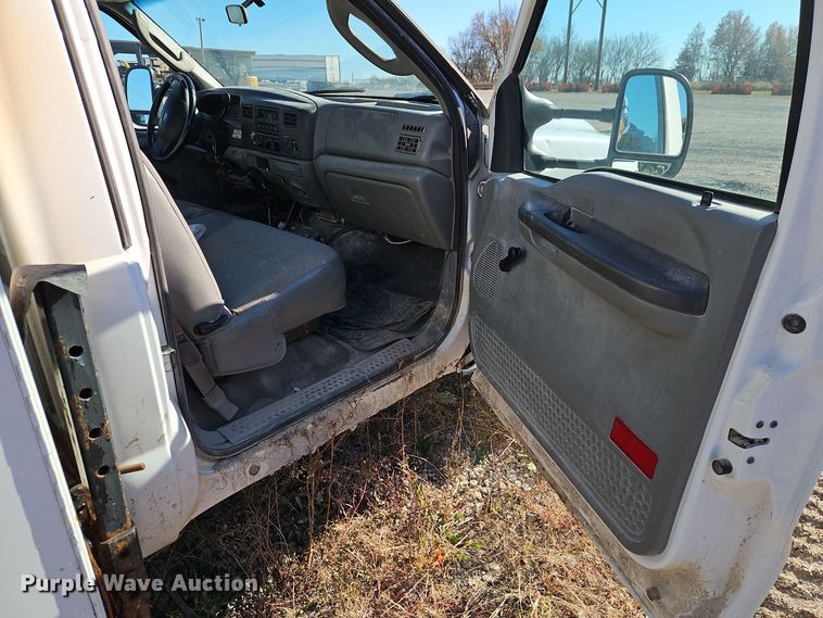 image for item EI8600 2004 Ford F550 Super Duty XL utility / service truck