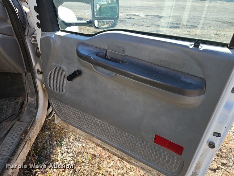 image for item EI8600 2004 Ford F550 Super Duty XL utility / service truck