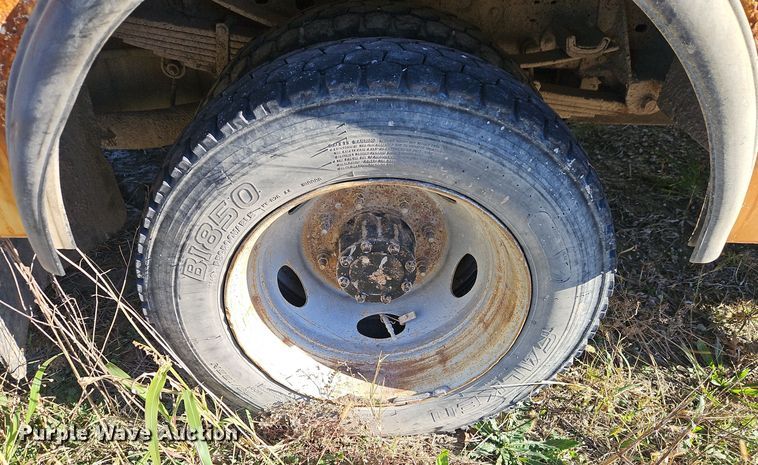 image for item EI8600 2004 Ford F550 Super Duty XL utility / service truck