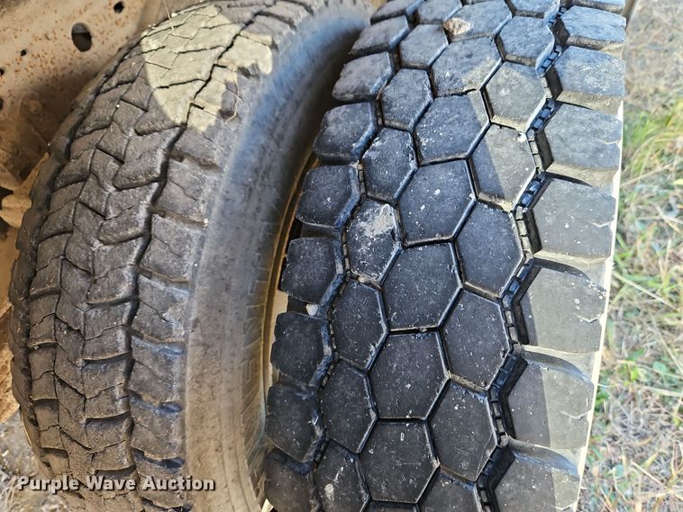 image for item EI8600 2004 Ford F550 Super Duty XL utility / service truck