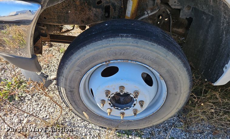 image for item EI8600 2004 Ford F550 Super Duty XL utility / service truck