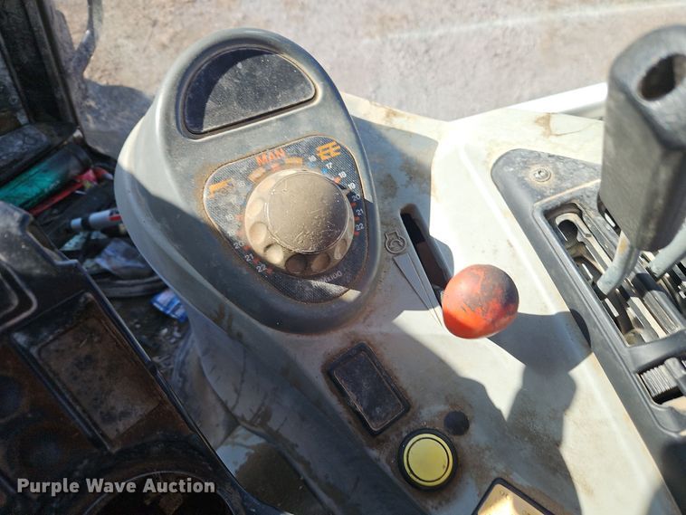 image for item EI8736 2006 Challenger MT525B MFWD tractor