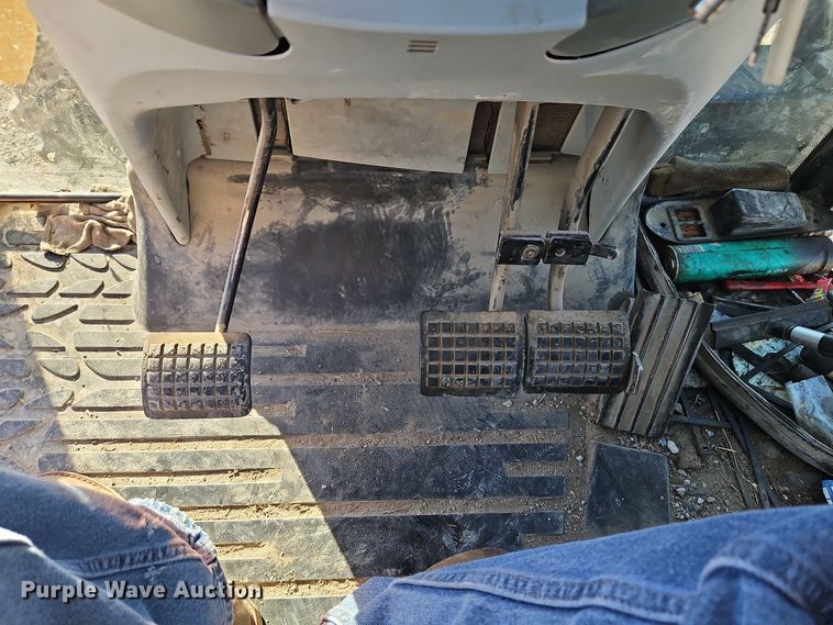 image for item EI8736 2006 Challenger MT525B MFWD tractor