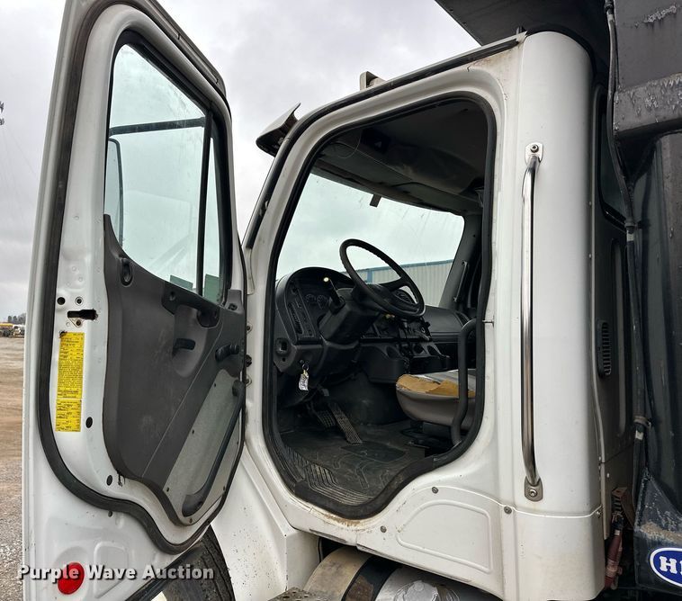 image for item EJ5244 2005 Freightliner Business Class M2 dump truck