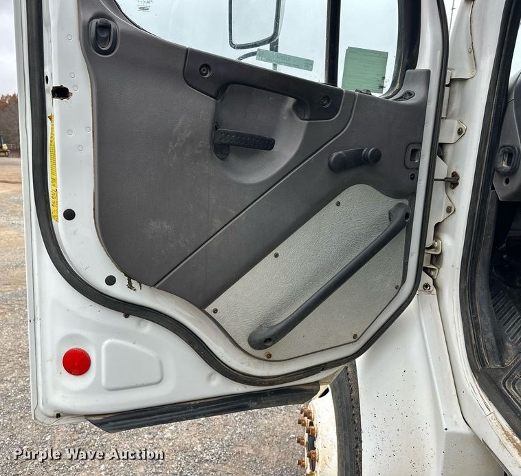 image for item EJ5244 2005 Freightliner Business Class M2 dump truck