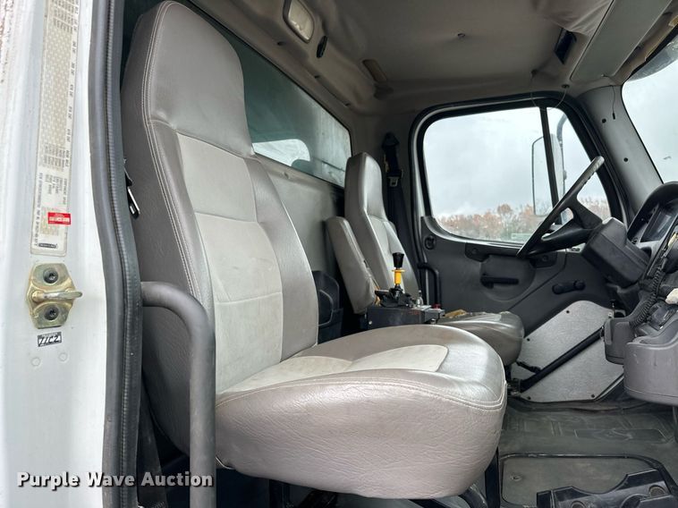 image for item EJ5244 2005 Freightliner Business Class M2 dump truck