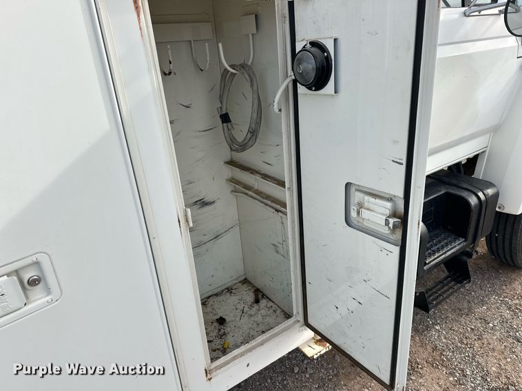 image for item EJ5291 1993 Ford F800 bucket truck