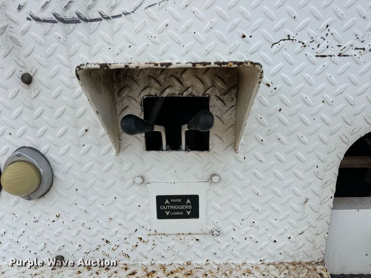 image for item EJ5291 1993 Ford F800 bucket truck