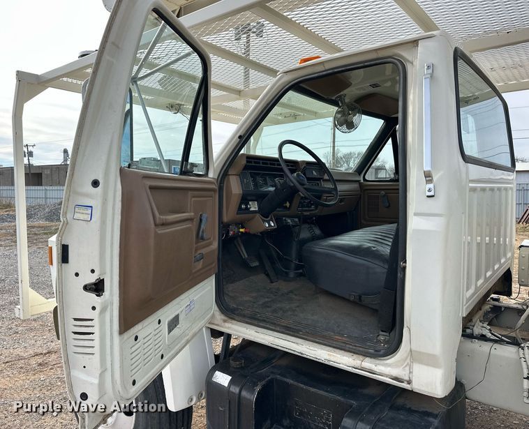 image for item EJ5291 1993 Ford F800 bucket truck