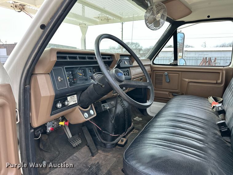 image for item EJ5291 1993 Ford F800 bucket truck