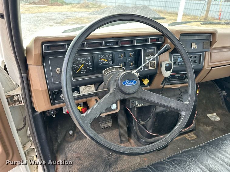 image for item EJ5291 1993 Ford F800 bucket truck